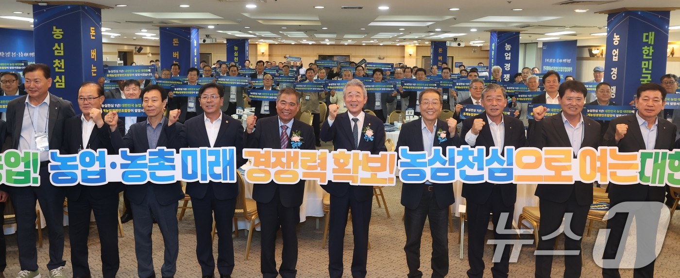(서울=뉴스1) = 지난 3일 충북 수안보 상록호텔에서 열린 농축협 전국후계농업경영인조합장협의회 워크숍에서 강호동 농협중앙회장(오른쪽 다섯 번째) 등 참석자들이 기념 촬영을 하고 …