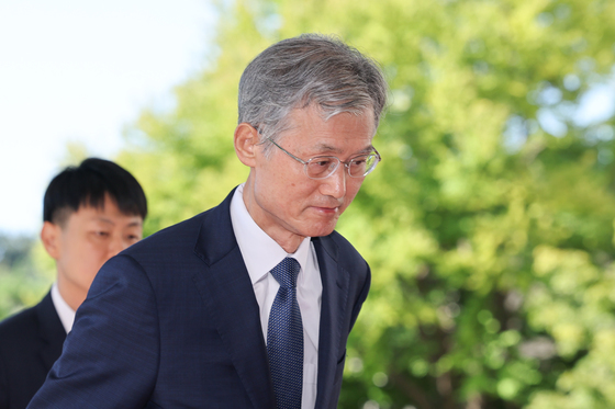 출근하는 조희대 대법원장