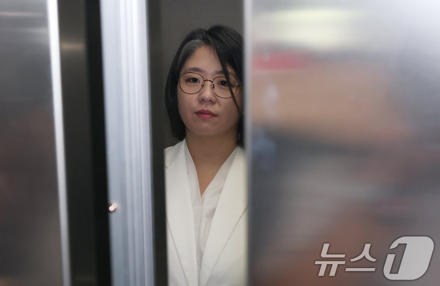 본문 이미지 - 용혜인 성평등가족부 장관 후보자가 4일 오전 서울 서대문구 한국청소년활동진흥원에 마련된 인사청문회 준비 사무실로 출근하고 있다. 2026.9.4 ⓒ 뉴스1 오대일 기자