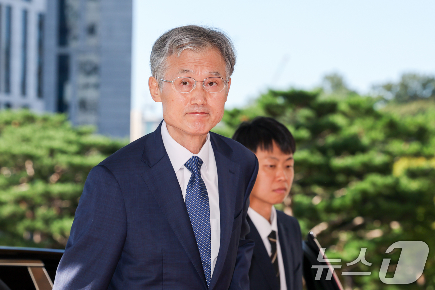 (서울=뉴스1) 안은나 기자 = 조희대 대법원장이 4일 오전 서울 서초구 대법원에서 출근하며 취재진을 바라보고 있다. 2026.9.4/뉴스1