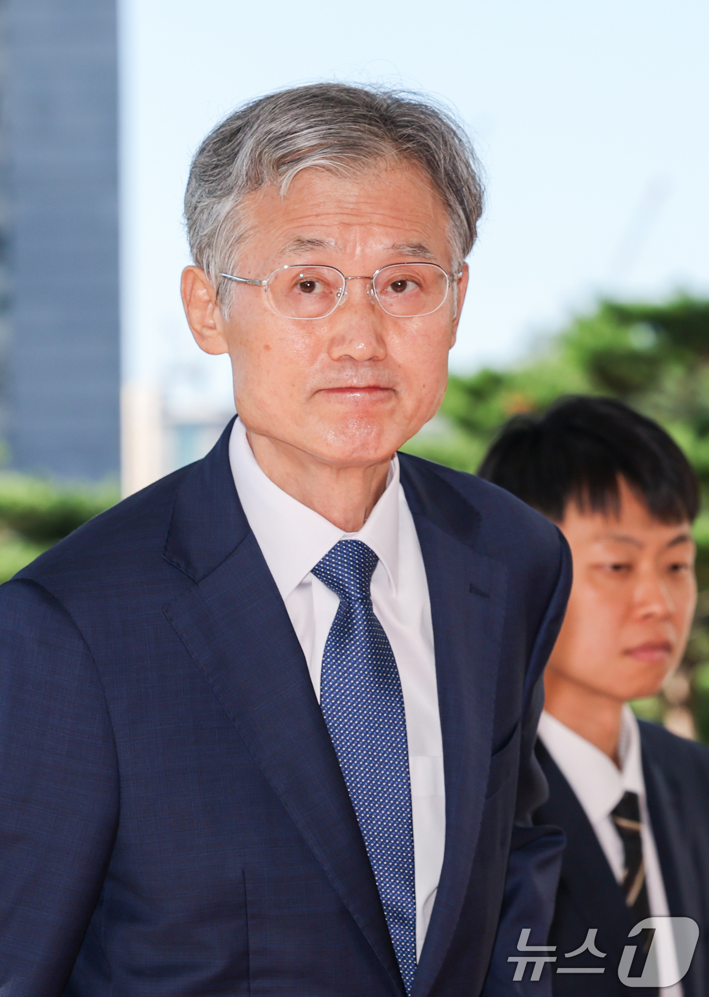 (서울=뉴스1) 안은나 기자 = 조희대 대법원장이 4일 오전 서울 서초구 대법원에서 출근하며 취재진을 바라보고 있다. 2026.9.4/뉴스1