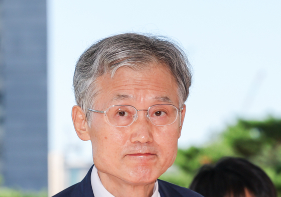 취재진 바라보는 조희대 대법원장