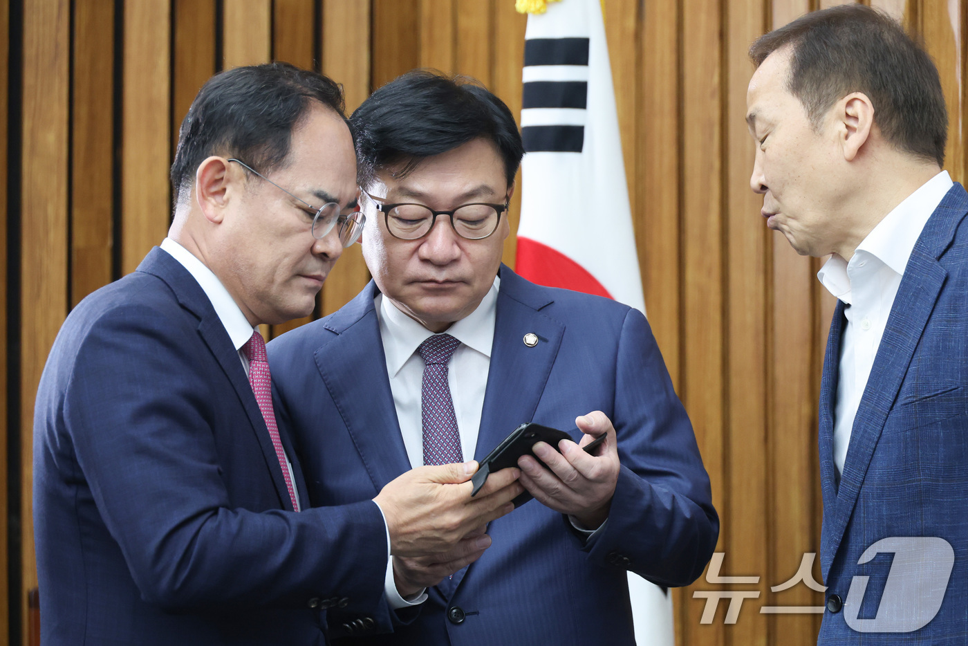 (서울=뉴스1) 신웅수 기자 = 정점식 국민의힘 원내대표가 4일 서울 여의도 국회에서 열린 원내대책회의에서 임종득 의원과 휴대전화를 바라보고 있다. 2026.9.4/뉴스1