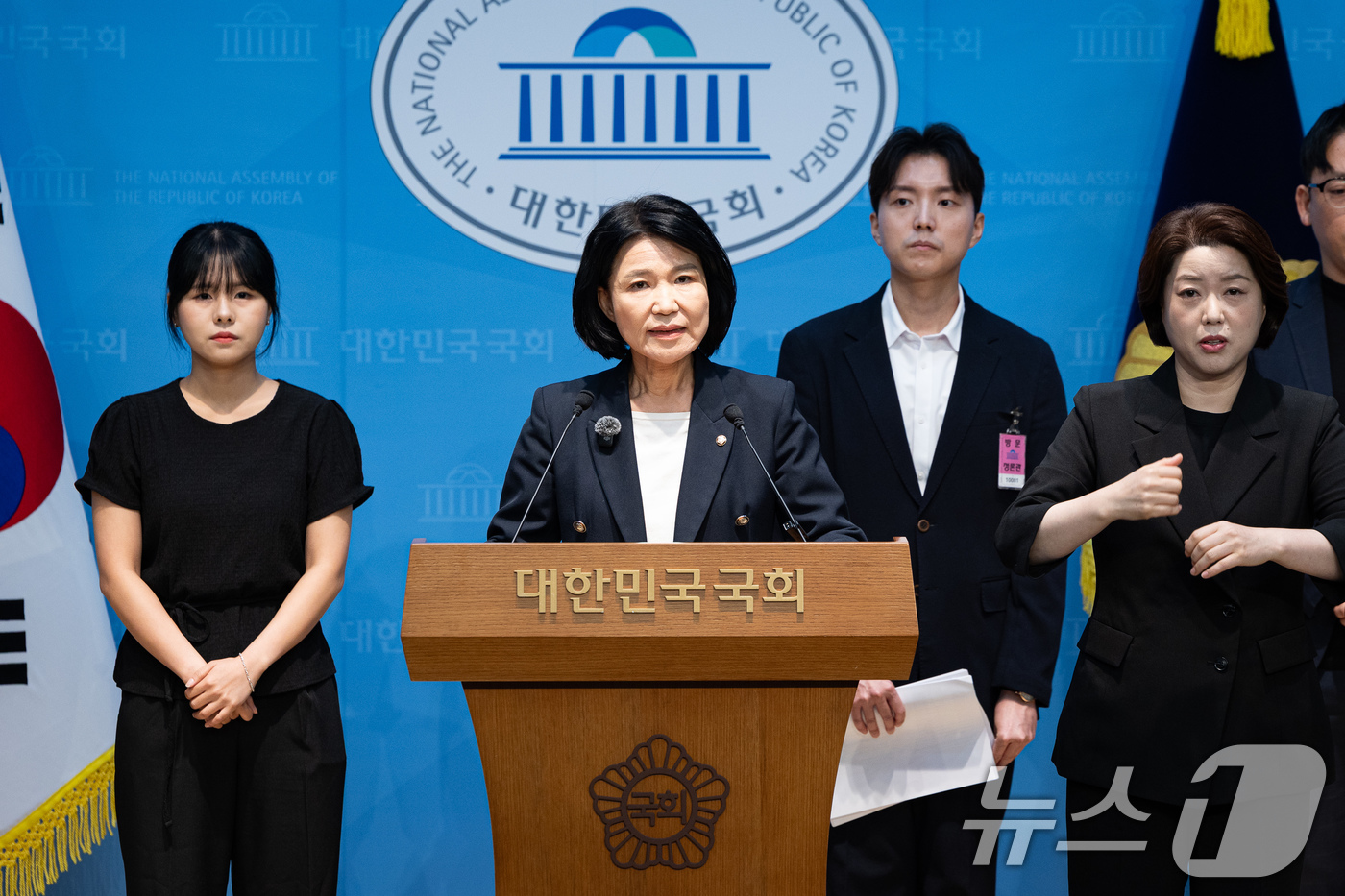 (서울=뉴스1) 유승관 기자 = 이진숙 국민의힘 의원이 4일 서울 여의도 국회 소통관에서 청년들과 함께 이재명 정부 2기 개각 관련 기자회견을 하고 있다. 2026.9.4/뉴스1