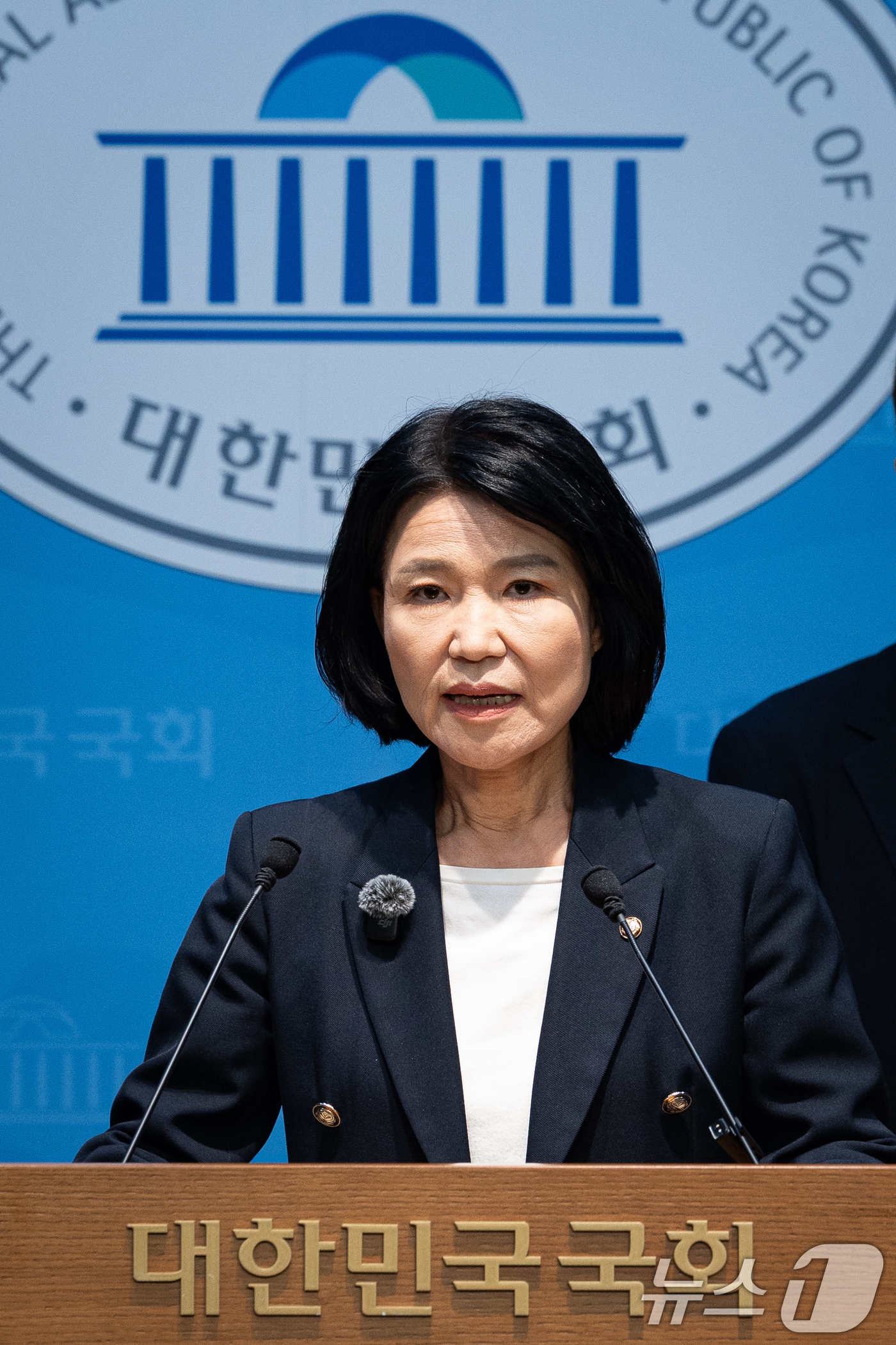 (서울=뉴스1) 유승관 기자 = 이진숙 국민의힘 의원이 4일 서울 여의도 국회 소통관에서 청년들과 함께 이재명 정부 2기 개각 관련 기자회견을 하고 있다. 2026.9.4/뉴스1