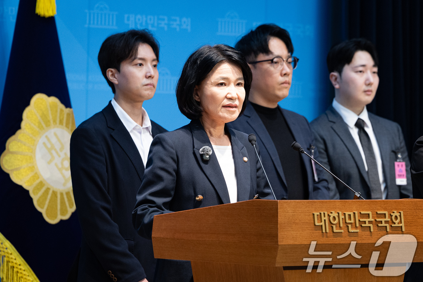(서울=뉴스1) 유승관 기자 = 이진숙 국민의힘 의원이 4일 서울 여의도 국회 소통관에서 청년들과 함께 이재명 정부 2기 개각 관련 기자회견을 하고 있다. 2026.9.4/뉴스1