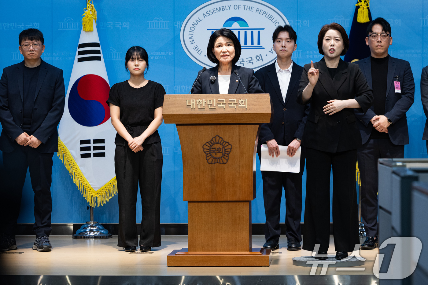 (서울=뉴스1) 유승관 기자 = 이진숙 국민의힘 의원이 4일 서울 여의도 국회 소통관에서 청년들과 함께 이재명 정부 2기 개각 관련 기자회견을 하고 있다. 2026.9.4/뉴스1