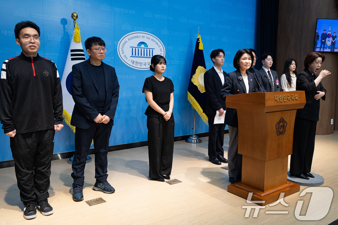 (서울=뉴스1) 유승관 기자 = 이진숙 국민의힘 의원이 4일 서울 여의도 국회 소통관에서 청년들과 함께 이재명 정부 2기 개각 관련 기자회견을 하고 있다. 2026.9.4/뉴스1