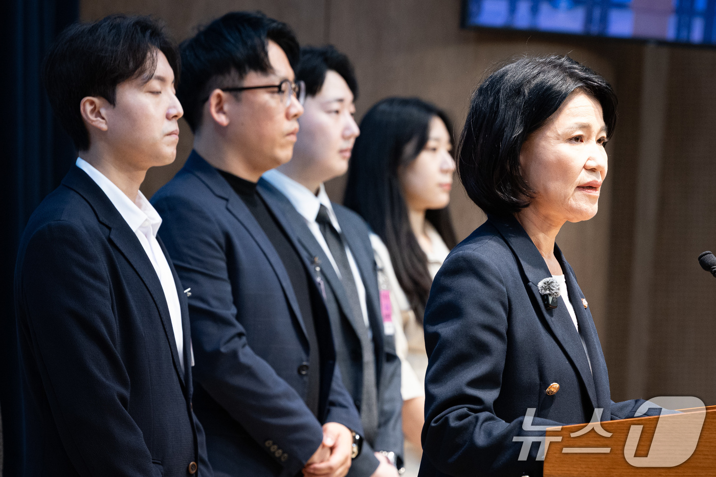 (서울=뉴스1) 유승관 기자 = 이진숙 국민의힘 의원이 4일 서울 여의도 국회 소통관에서 청년들과 함께 이재명 정부 2기 개각 관련 기자회견을 하고 있다. 2026.9.4/뉴스1