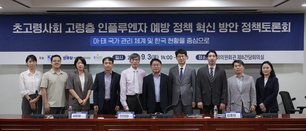 많은 이에 맞혀도 못 막는다…고령층 독감백신, 예방효과로 전환