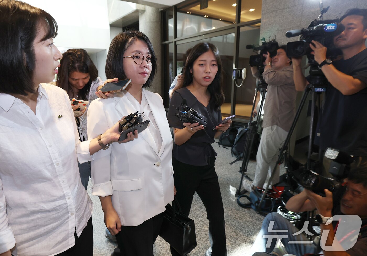 본문 이미지 - 용혜인 성평등가족부 장관 후보자가 4일 오전 서울 서대문구 한국청소년활동진흥원에 마련된 인사청문회 준비 사무실로 출근하고 있다. 2026.9.4 ⓒ 뉴스1 오대일 기자