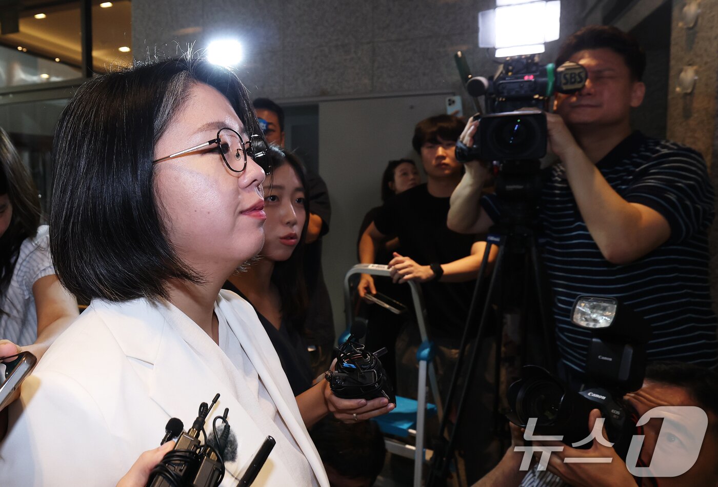 본문 이미지 - 용혜인 성평등가족부 장관 후보자가 4일 오전 서울 서대문구 한국청소년활동진흥원에 마련된 인사청문회 준비 사무실로 출근하고 있다. 2026.9.4 ⓒ 뉴스1 오대일 기자
