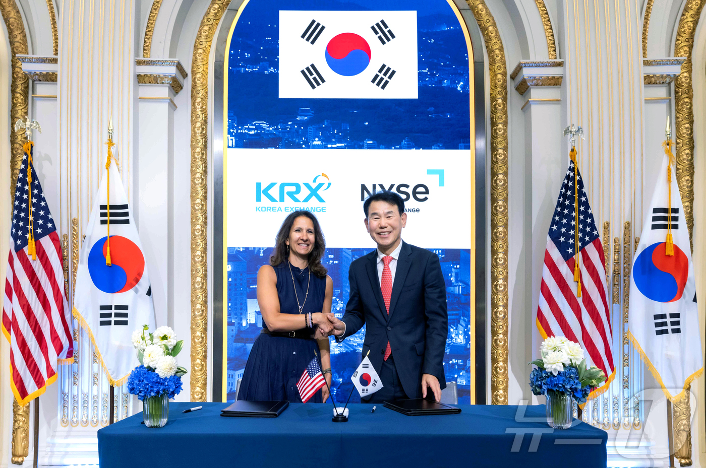 (서울=뉴스1) 윤지오 수습기자 = 정은보 한국거래소(KRX) 이사장이 3일(현지시간) 오전 미국 뉴욕에서 린 마틴(Lynn Martin) 뉴욕증권거래소(NYSE) 최고책임자와 시 …
