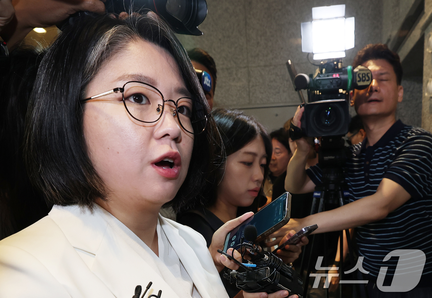 (서울=뉴스1) 오대일 기자 = 용혜인 성평등가족부 장관 후보자가 4일 오전 서울 서대문구 한국청소년활동진흥원에 마련된 인사청문회 준비 사무실로 출근하고 있다. 2026.9.4/뉴 …