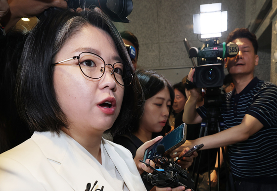 '장관·의원 겸직' 논란 속 출근하는 용혜인 후보자