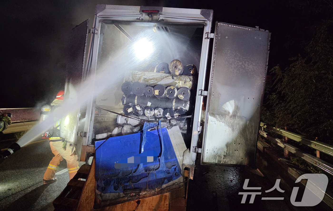 (구미=뉴스1) 공정식 기자 = 4일 오전 3시 42분쯤 경북 구미시 해평면 괴곡리 25번 국도에서 섬유 원단을 싣고 달리던 1.2톤 화물차에서 원인을 알 수 없는 불이 나 출동한 …
