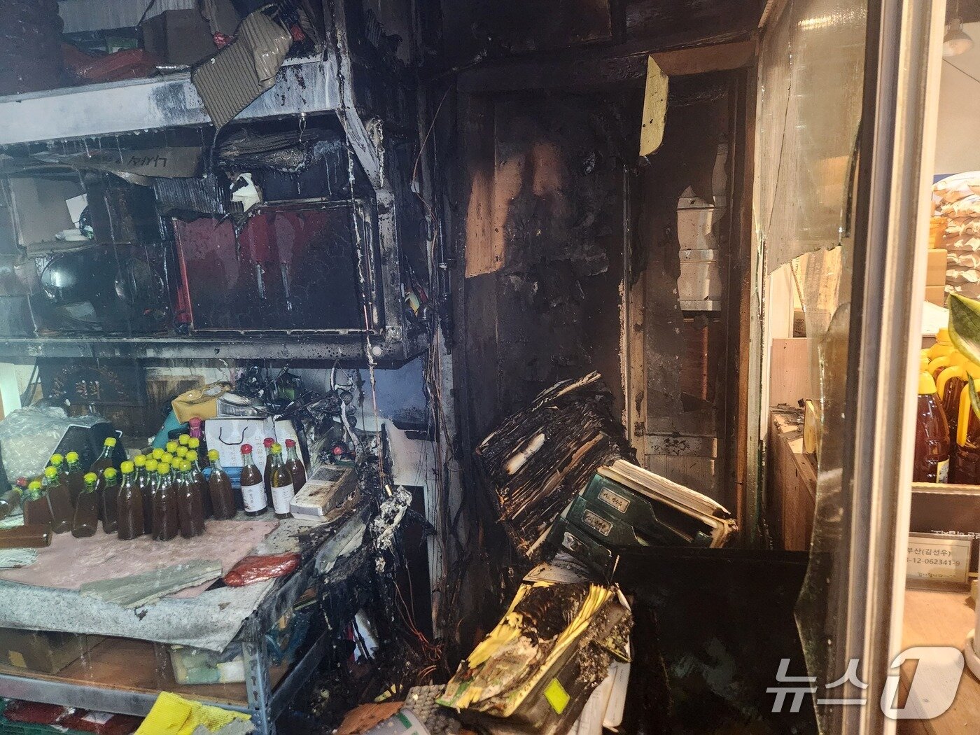 본문 이미지 - 화재가 발생한 부산 해운대구 반여농산물도매시장 내 점포 내부 모습.(부산소방재난본부 제공. 재판매 및 DB금지)/뉴스1