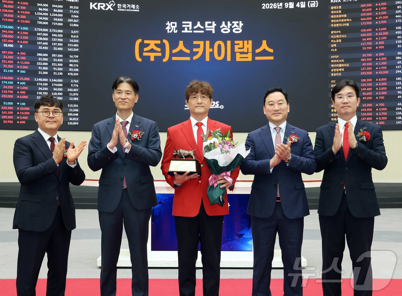 본문 이미지 - 4일 서울 영등포구 한국거래소 홍보관에서 열린 스카이랩스의 코스닥시장 상장기념식에서 이종민 한국IR협의회 상무(왼쪽부터), 민경욱 한국거래소 코스닥시장본부장, 이병환 스카이랩스 대표이사, 김성환 한국투자증권 대표이사, 정의송 코스닥협회 이사가 기념촬영을 하고 있다. (한국거래소 제공. 재판매 및 DB금지) 2026.9.4 ⓒ 뉴스1 윤지오 수습기자