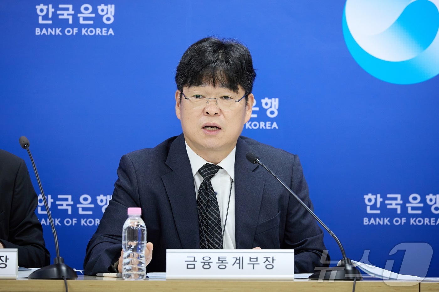 (서울=뉴스1) 윤지오 수습기자 = 유성욱 한국은행 경제통계1국 금융통계부장이 4일 오전 서울 중구 한국은행에서 열린 2026년 7월 국제수지(잠정) 설명회에서 발언하고 있다. ( …