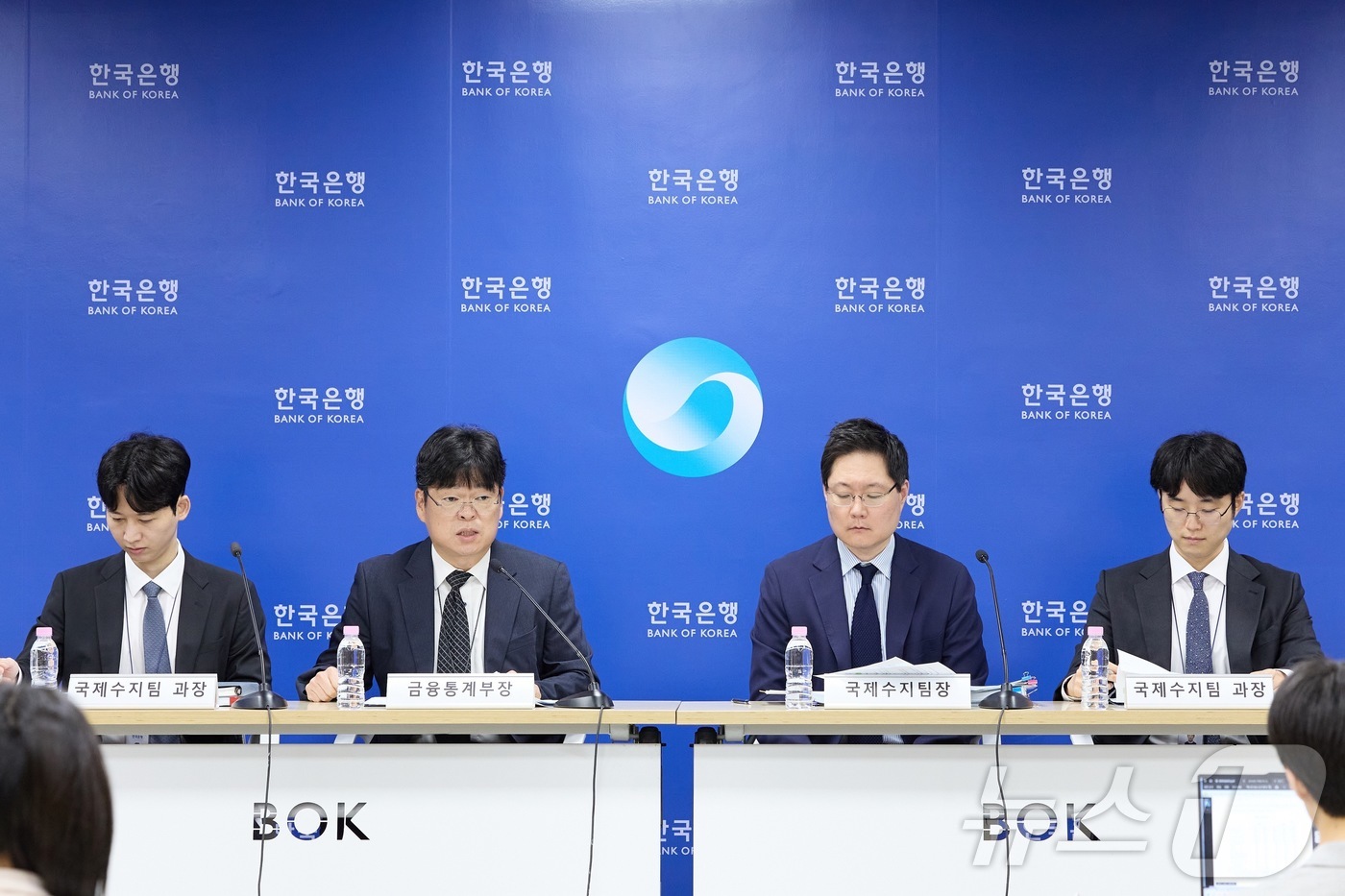 (서울=뉴스1) 윤지오 수습기자 = 4일 오전 서울 중구 한국은행에서 열린 2026년 7월 국제수지(잠정) 설명회에서 김준영 국제수지팀 과장(왼쪽부터), 유성욱 금융통계부장, 박성 …