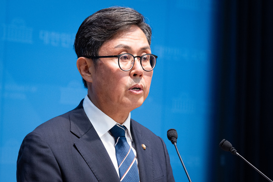 예산안 관련 기자회견하는 안도걸 민주당 의원