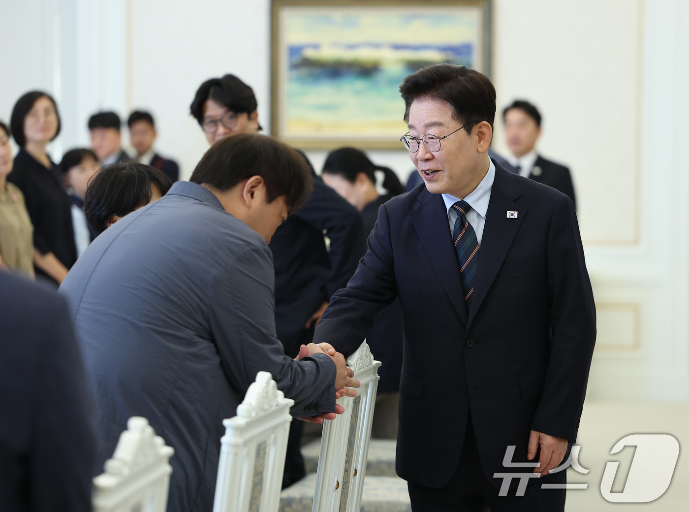 (서울=뉴스1) 허경 기자 = 이재명 대통령이 4일 청와대에서 열린 시민사회 초청 간담회에 입장하며 참석자들과 인사를 나누고 있다. 2026.9.4/뉴스1
