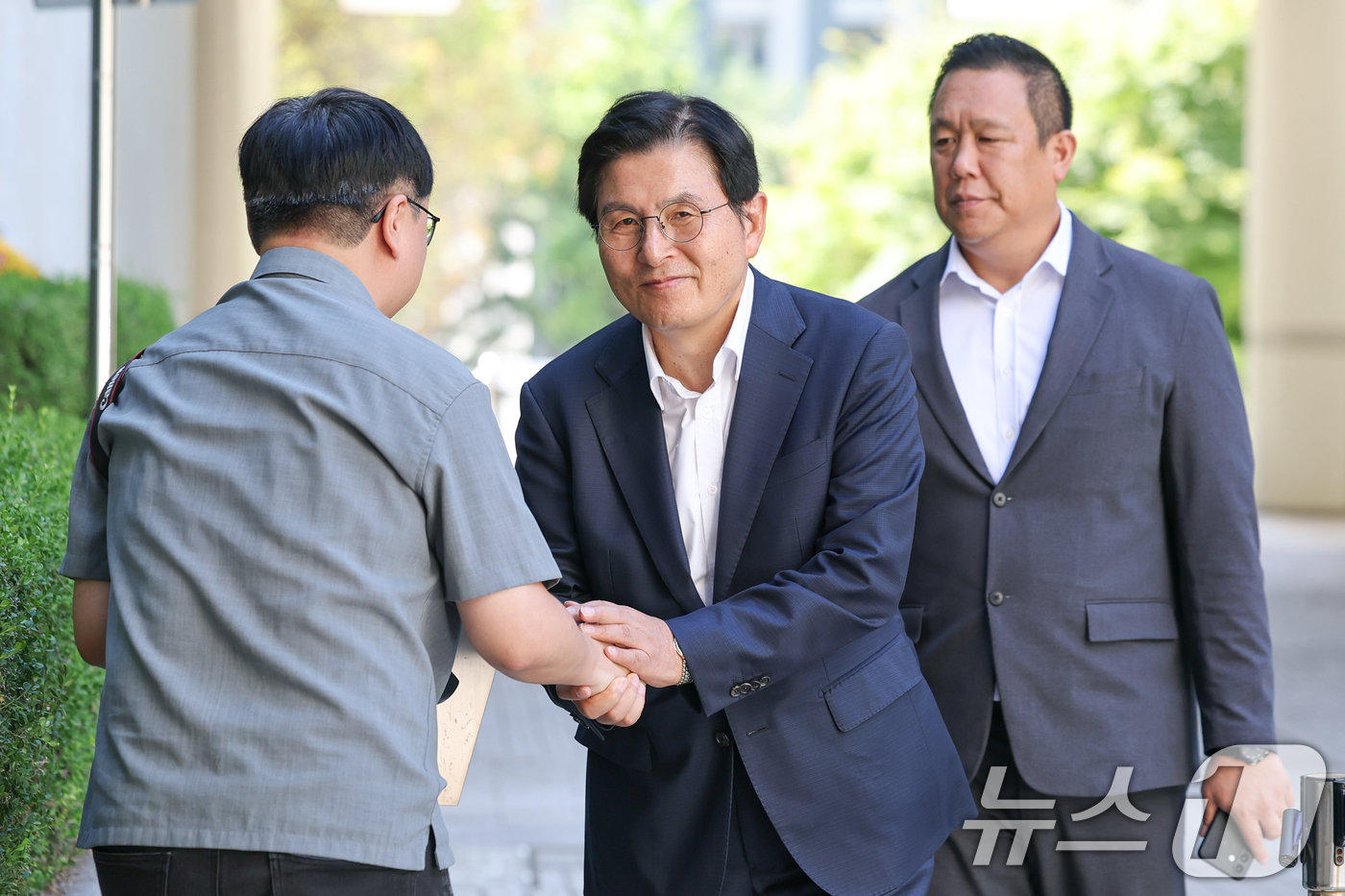 (서울=뉴스1) 안은나 기자 = 황교안 전 국무총리가 4일 오전 서울 서초구 중앙지방법원에서 열린 내란선동 등 관련 5차 공판에 출석하며 취재진과 악수하고 있다. 2026.9.4/ …