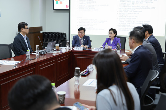 현 정부 부동산 정책 간담회 발언하는 정점식