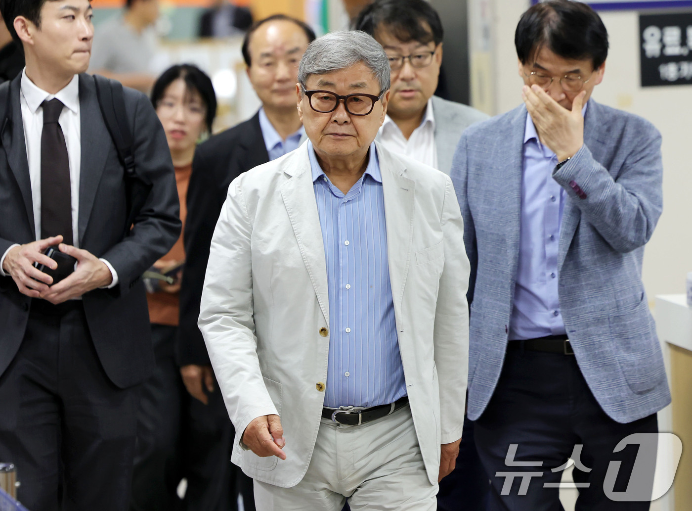 (서울=뉴스1) 안은나 기자 = 공시자료 허위제출 혐의를 받는 김준기 DB그룹 창업회장이 4일 오전 서울 서초구 중앙지방법원에서 열린 독점규제및공정거래법 위반 혐의 첫 공판에 출석 …