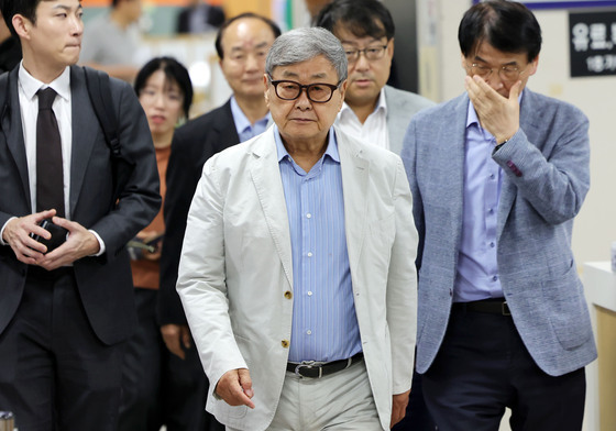'계열사 숨기기' 김준기 DB 회장 첫 재판…"제출 자료 허위 아냐"