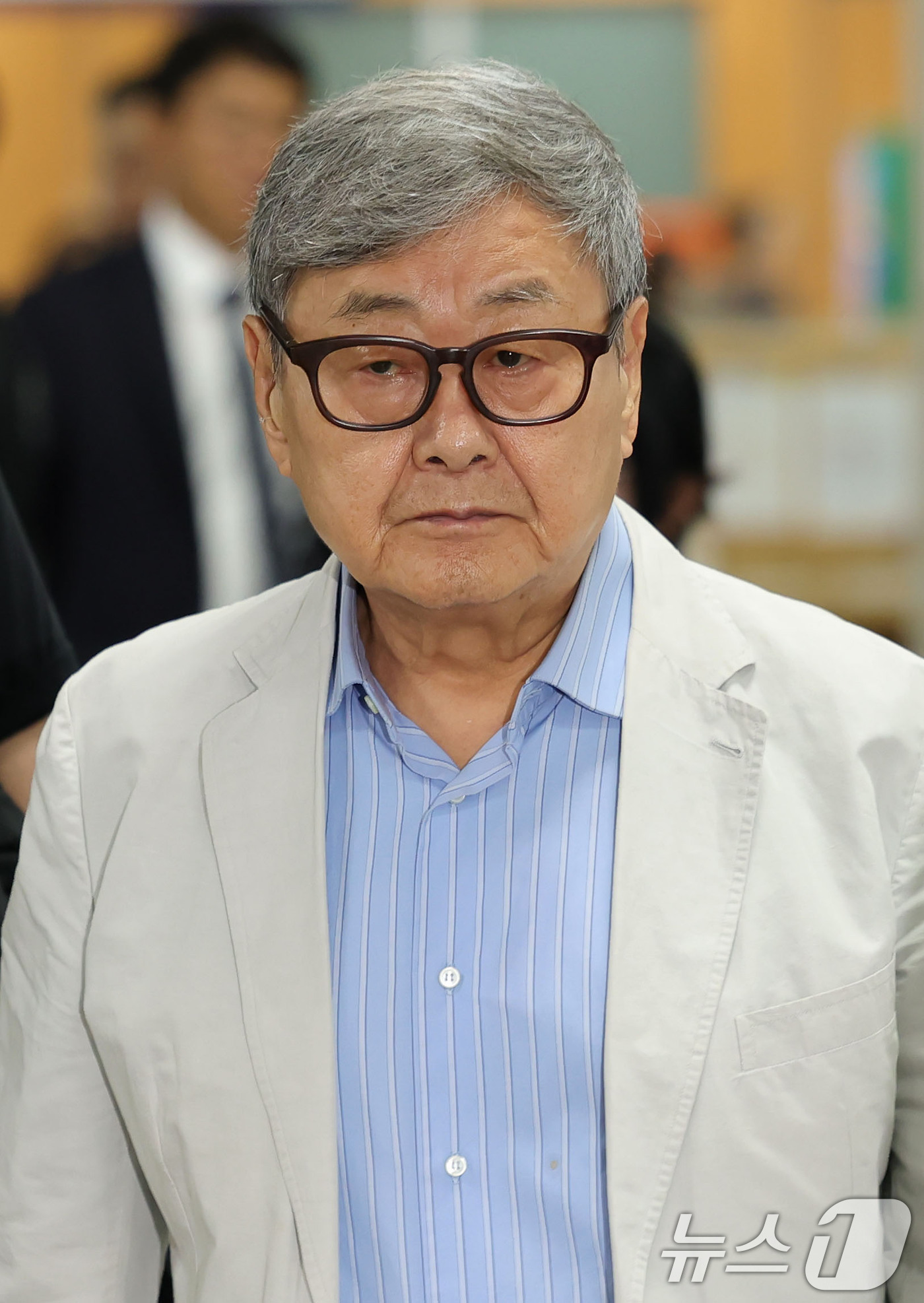 (서울=뉴스1) 안은나 기자 = 공시자료 허위제출 혐의를 받는 김준기 DB그룹 창업회장이 4일 오전 서울 서초구 중앙지방법원에서 열린 독점규제및공정거래법 위반 혐의 첫 공판에 출석 …