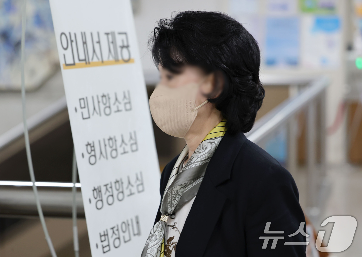 (서울=뉴스1) 안은나 기자 = 정원주 전 통일교 총재 비서실장이 4일 오전 서울 서초구 중앙지방법원에서 국민의힘 전당대회 개입 의혹과 관련 정당법 위반 혐의 공판에 출석하고 있다 …
