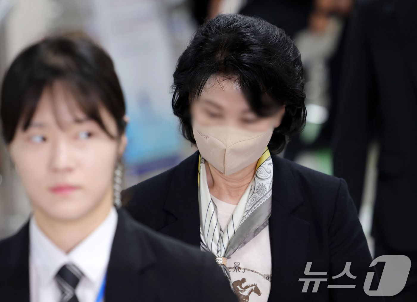 (서울=뉴스1) 안은나 기자 = 정원주 전 통일교 총재 비서실장이 4일 오전 서울 서초구 중앙지방법원에서 국민의힘 전당대회 개입 의혹과 관련 정당법 위반 혐의 공판에 출석하고 있다 …