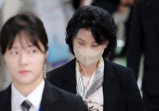 정당법 위반 혐의 공판 출석하는 정원주 전 비서실장