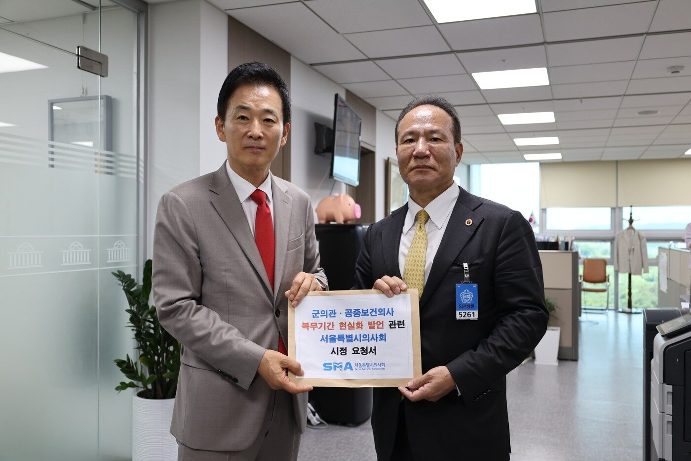본문 이미지 - 유영하 국민의힘 의원(왼쪽)과 황규석 서울시의사회 회장.(서울시의사회 제공)