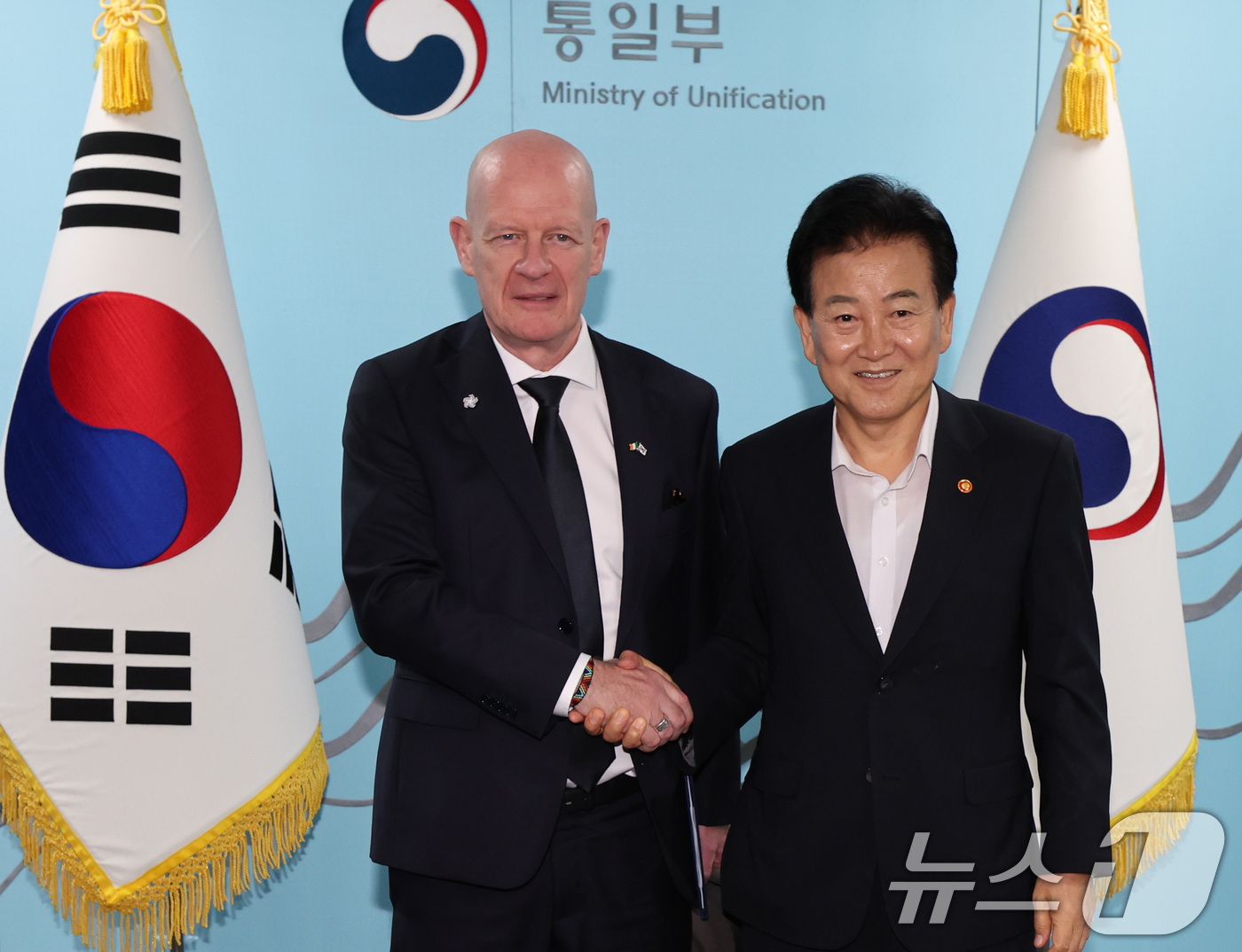 (서울=뉴스1) 이종덕 기자 = 정동영 통일부장관이 4일 서울 종로구 정부서울청사에서 숀 호이 신임 주한 아일랜드 대사를 만나 인사를 나누고 있다. 2026.9.4/뉴스1