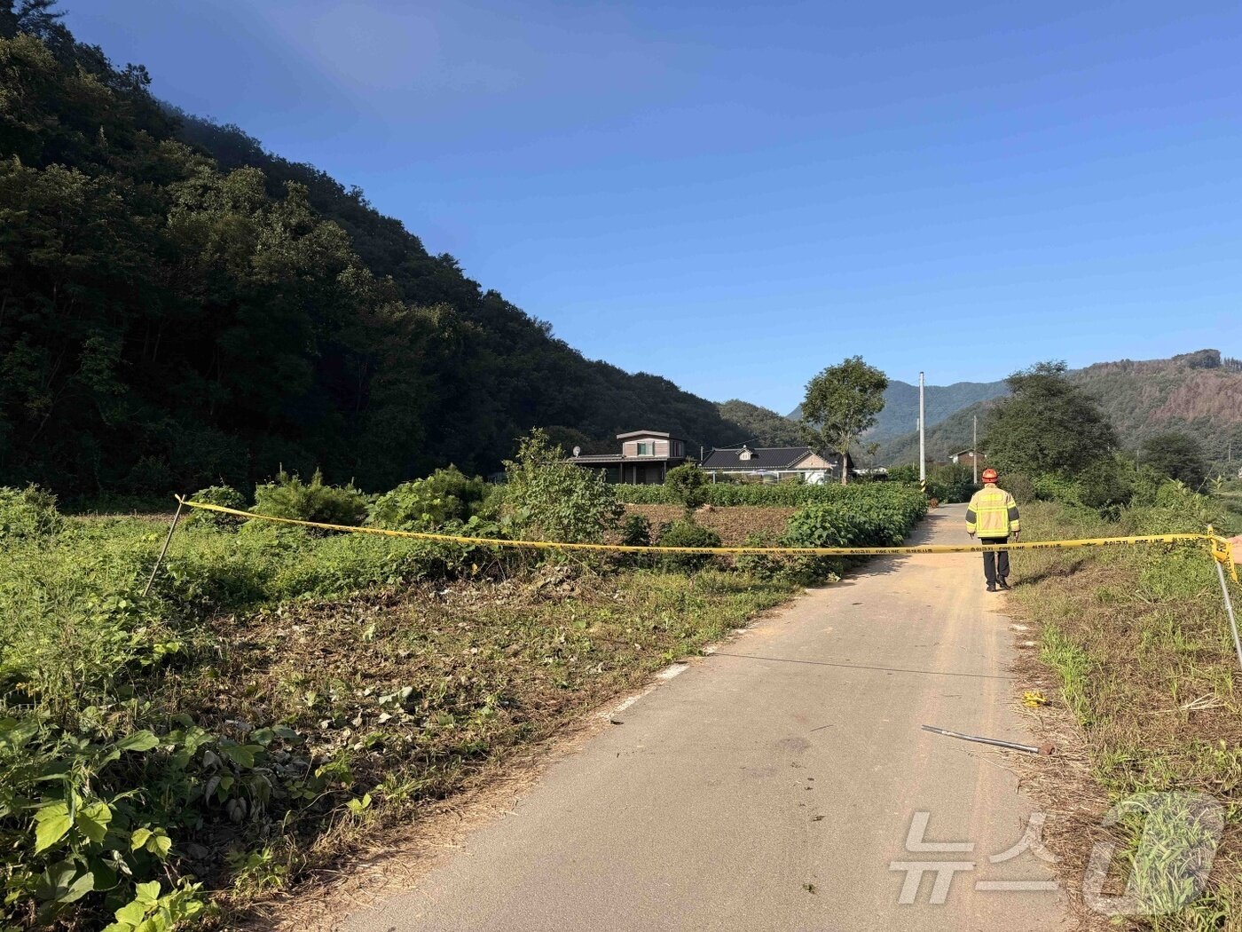 본문 이미지 - 4일 오전 7시 49분쯤 강원 홍천군 서면 모곡리의 한 마을에서 산사태가 발생해 관계기관이 통제에 나서고 있다.(강원도소방본부 제공. 재판매 및 DB금지) 2026.9.4 ⓒ 뉴스1 이종재 기자