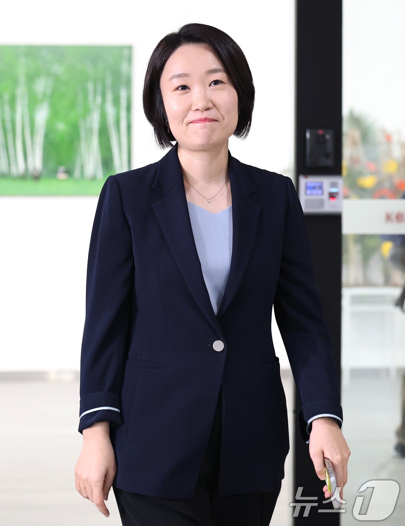 본문 이미지 - 이소영 중소벤처기업부 장관 후보자가 4일 서울 영등포구 중소기업중앙회에서 열린 차담회를 마친 후 백브리핑을 하기 위해 이동하고 있다. 2026.9.4 ⓒ 뉴스1 오대일 기자