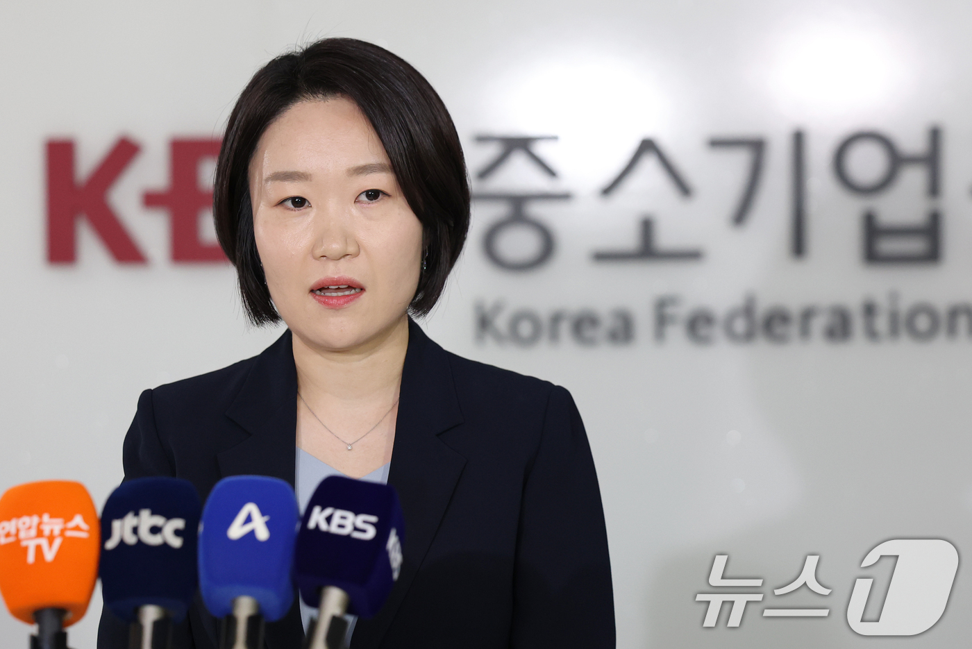 (서울=뉴스1) 오대일 기자 = 이소영 중소벤처기업부 장관 후보자가 4일 서울 영등포구 중소기업중앙회에서 열린 차담회를 마친 후 백브리핑을 하고 있다. 2026.9.4/뉴스1