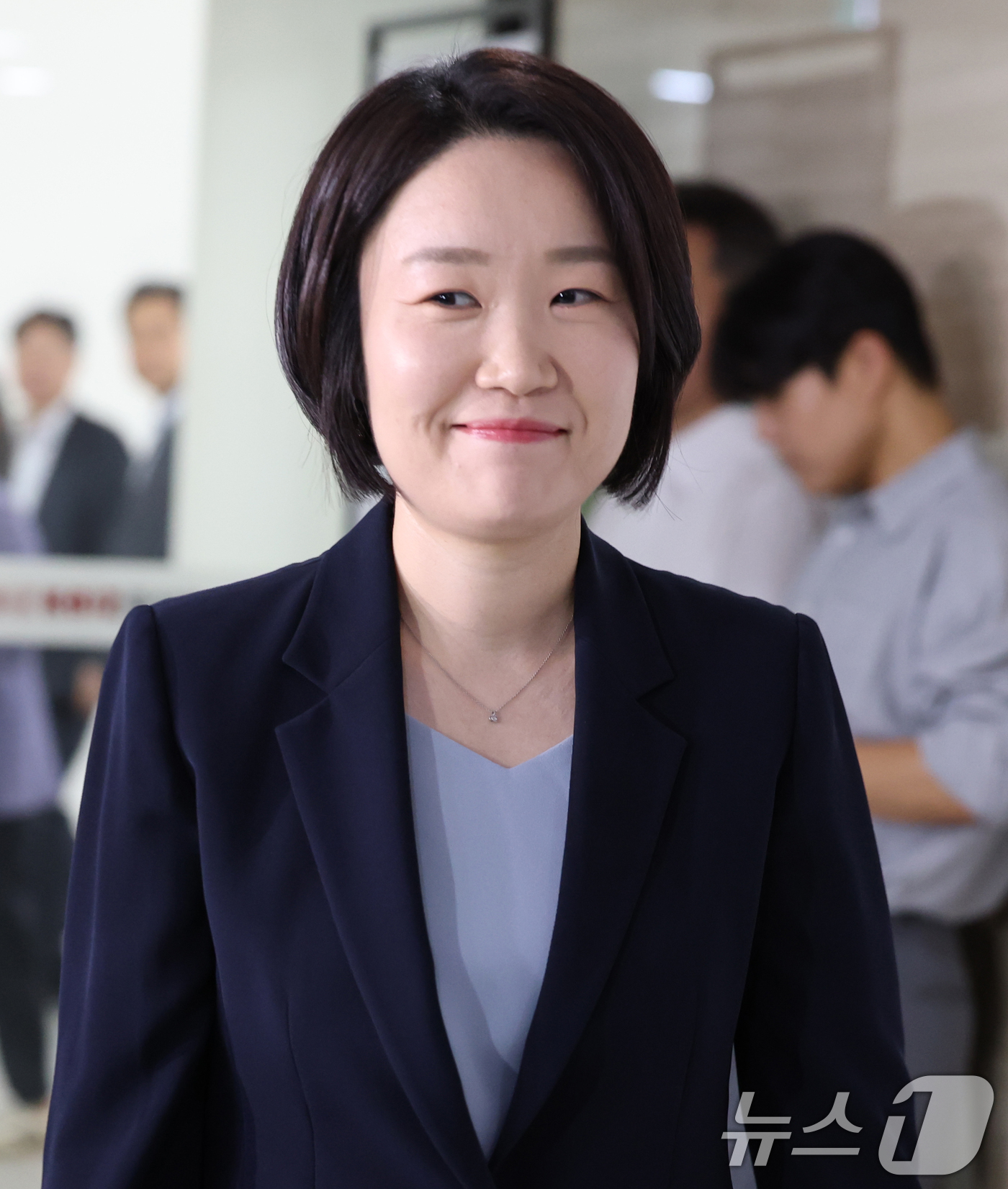 (서울=뉴스1) 오대일 기자 = 이소영 중소벤처기업부 장관 후보자가 4일 서울 영등포구 중소기업중앙회에서 열린 차담회를 마친 후 백브리핑을 하기 위해 이동하고 있다. 2026.9. …