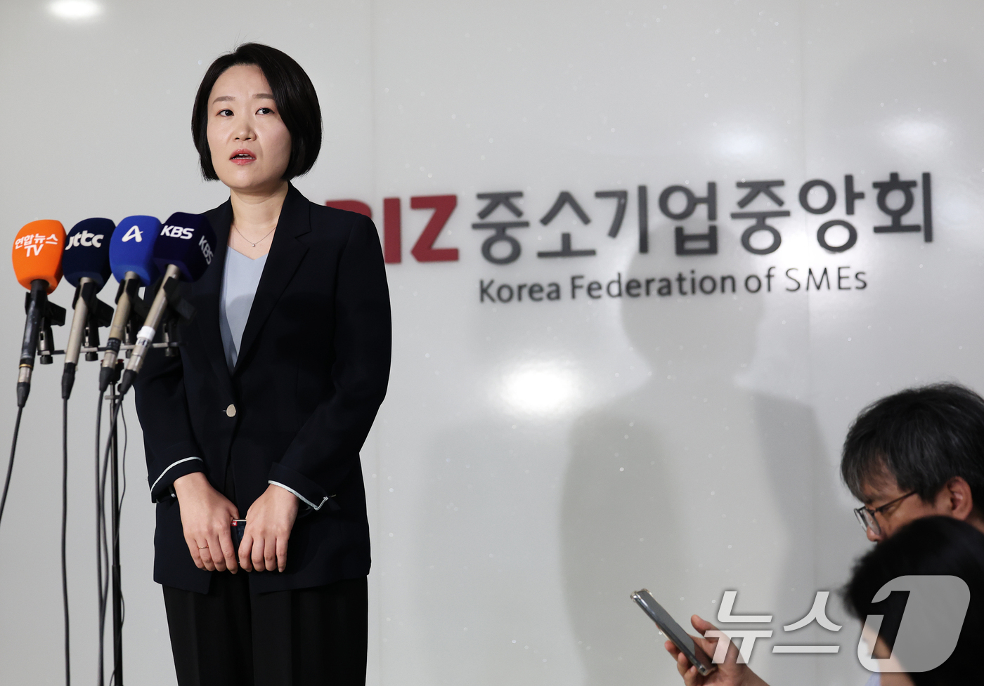 (서울=뉴스1) 오대일 기자 = 이소영 중소벤처기업부 장관 후보자가 4일 서울 영등포구 중소기업중앙회에서 열린 차담회를 마친 후 백브리핑을 하고 있다. 2026.9.4/뉴스1