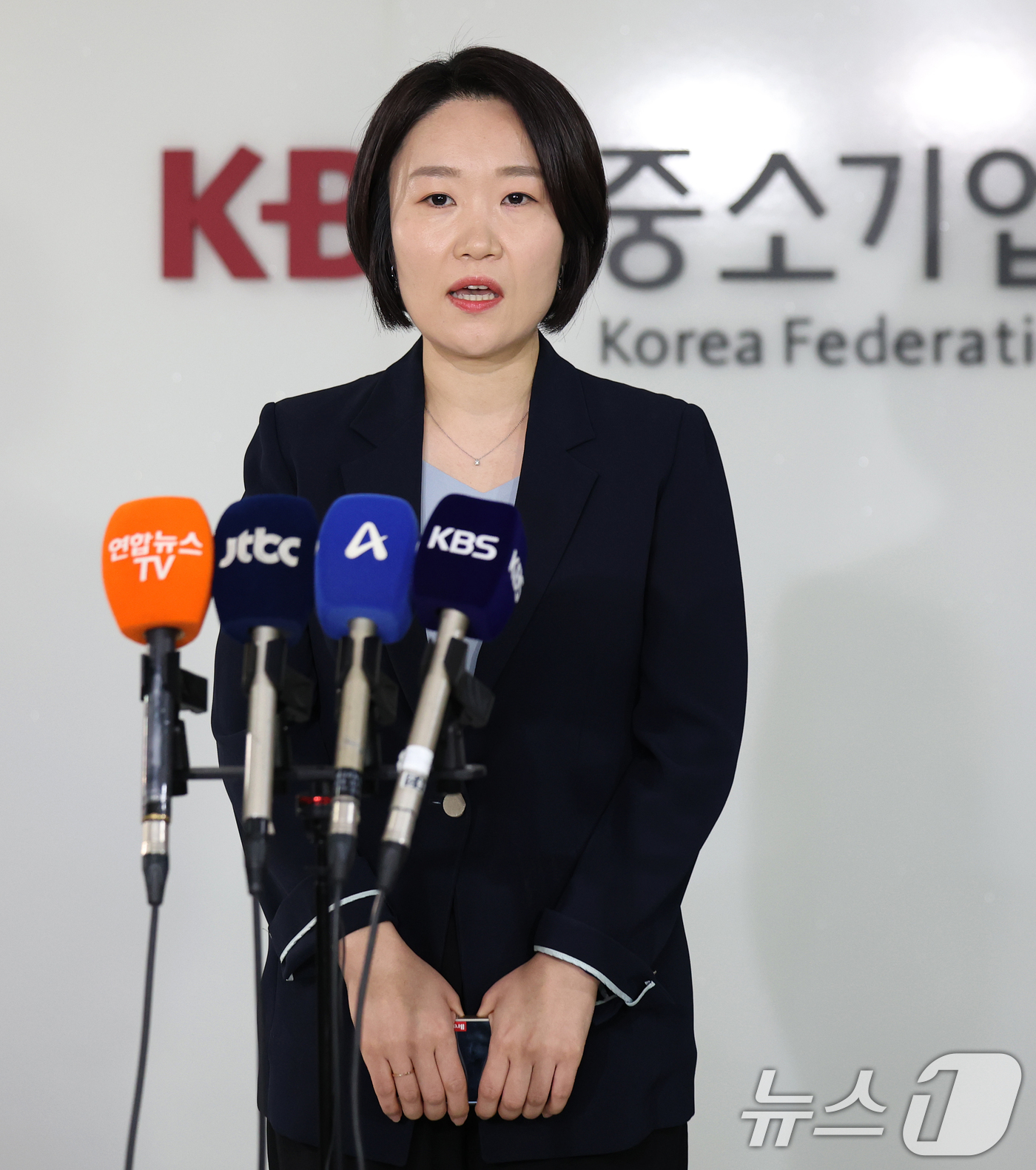 (서울=뉴스1) 오대일 기자 = 이소영 중소벤처기업부 장관 후보자가 4일 서울 영등포구 중소기업중앙회에서 열린 차담회를 마친 후 백브리핑을 하고 있다. 2026.9.4/뉴스1