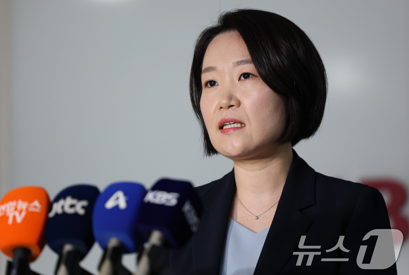 (서울=뉴스1) 오대일 기자 = 이소영 중소벤처기업부 장관 후보자가 4일 서울 영등포구 중소기업중앙회에서 열린 차담회를 마친 후 백브리핑을 하고 있다. 2026.9.4/뉴스1