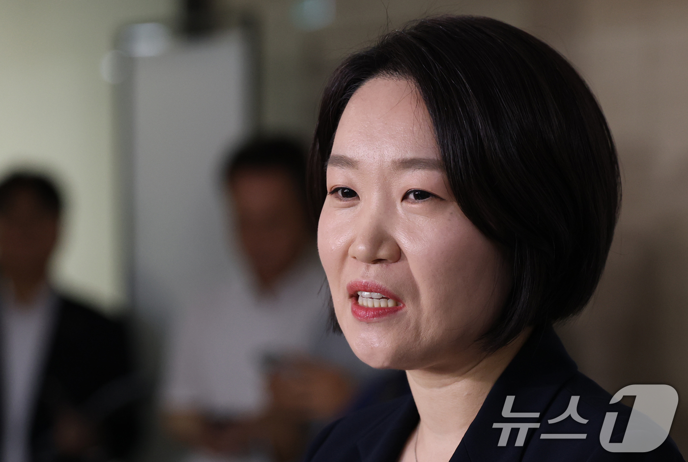 (서울=뉴스1) 오대일 기자 = 이소영 중소벤처기업부 장관 후보자가 4일 서울 영등포구 중소기업중앙회에서 열린 차담회를 마친 후 백브리핑을 하고 있다. 2026.9.4/뉴스1