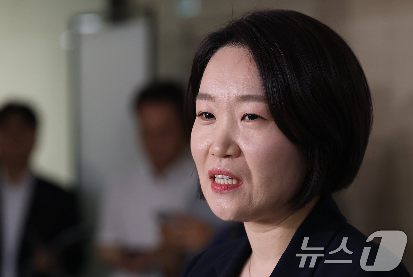 본문 이미지 - 이소영 중소벤처기업부 장관 후보자가 4일 서울 영등포구 중소기업중앙회에서 열린 차담회를 마친 후 백브리핑을 하고 있다. 2026.9.4 ⓒ 뉴스1 오대일 기자