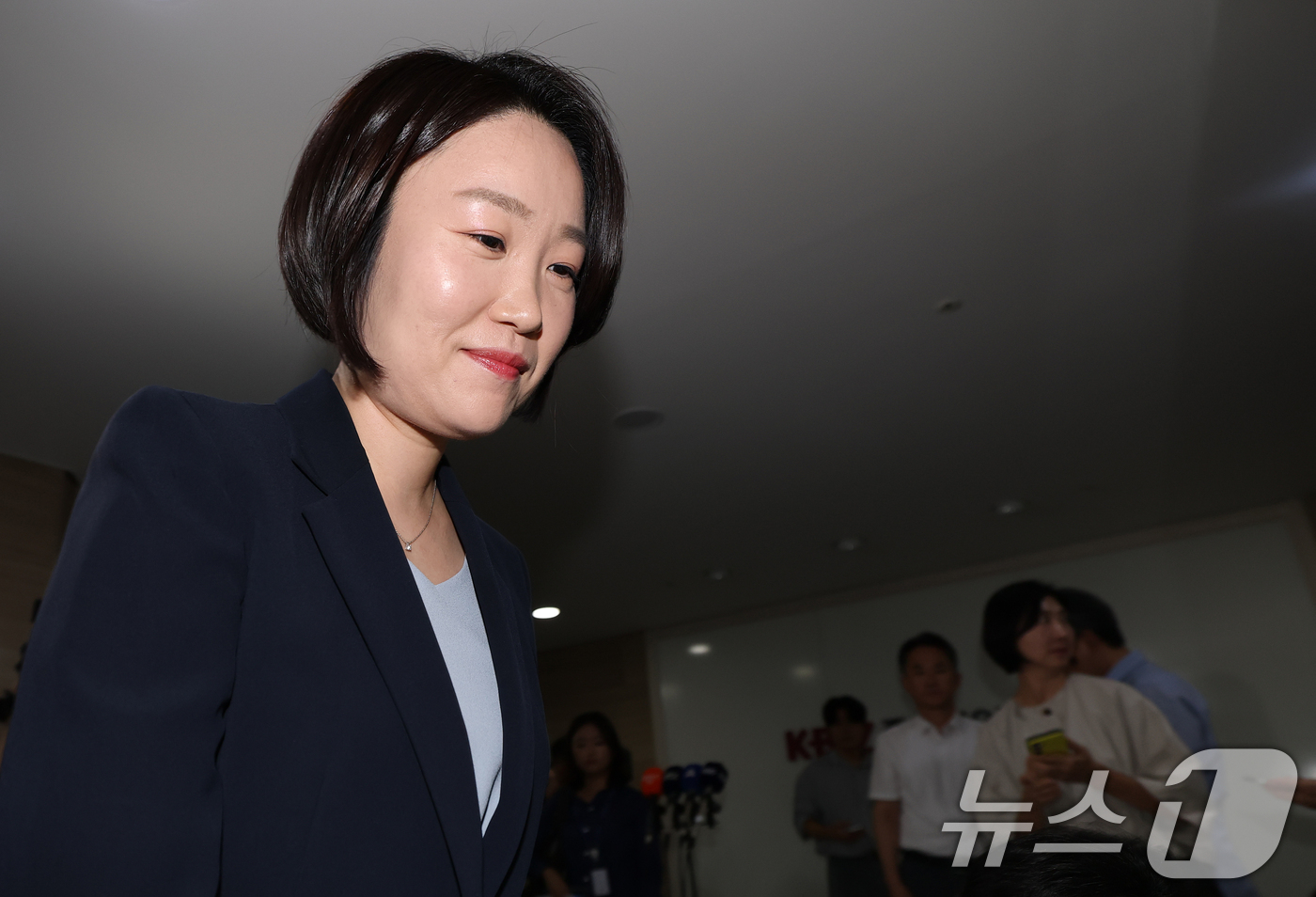 (서울=뉴스1) 오대일 기자 = 이소영 중소벤처기업부 장관 후보자가 4일 서울 영등포구 중소기업중앙회에서 열린 차담회 백브리핑 마친 후 이동하고 있다. 2026.9.4/뉴스1