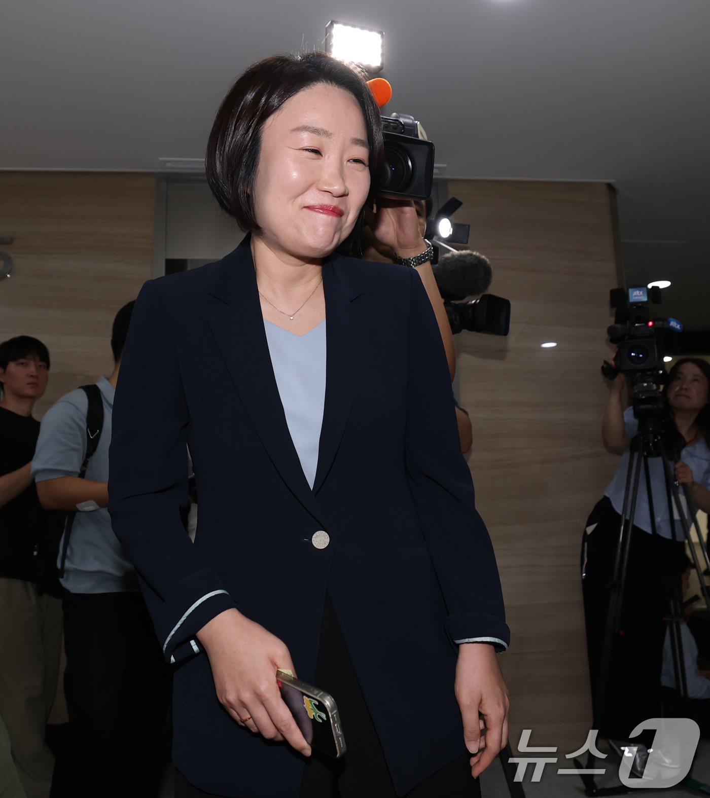 (서울=뉴스1) 오대일 기자 = 이소영 중소벤처기업부 장관 후보자가 4일 서울 영등포구 중소기업중앙회에서 열린 차담회 백브리핑 마친 후 이동하고 있다. 2026.9.4/뉴스1