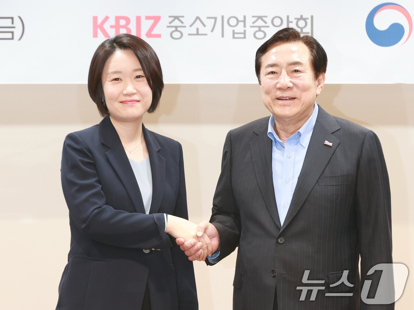(서울=뉴스1) = 이소영 중소벤처기업부 장관 후보자가 4일 서울 영등포구 중소기업중앙회를 방문, 김기문 회장과 악수하고 있다.  (중소벤처기업부 제공. 재판매 및 DB금지) 20 …