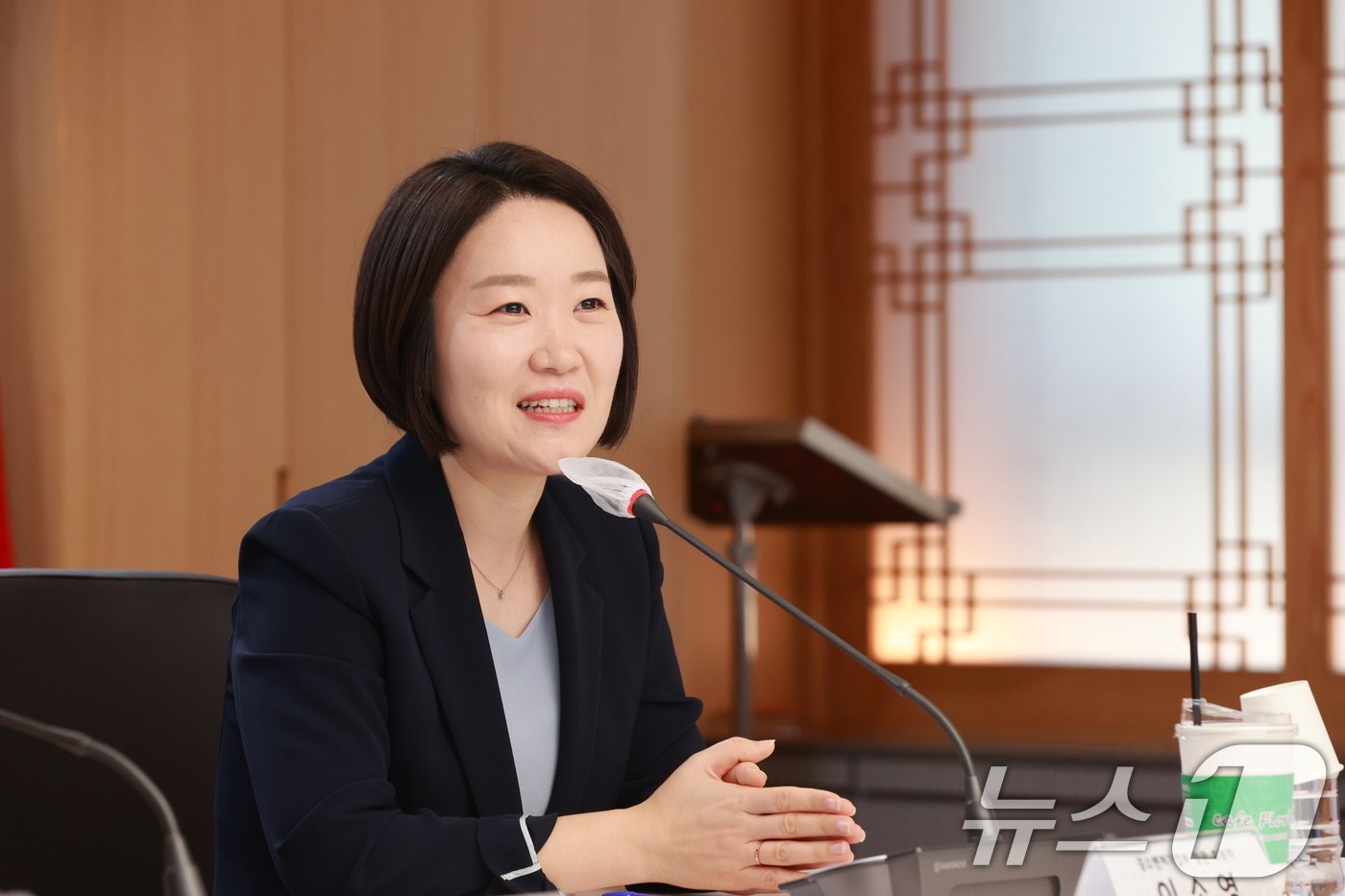 (서울=뉴스1) = 이소영 중소벤처기업부 장관 후보자가 4일 서울 영등포구 중소기업중앙회를 방문, 김기문 회장과 만나 인사말을 하고 있다.  (중소벤처기업부 제공. 재판매 및 DB …
