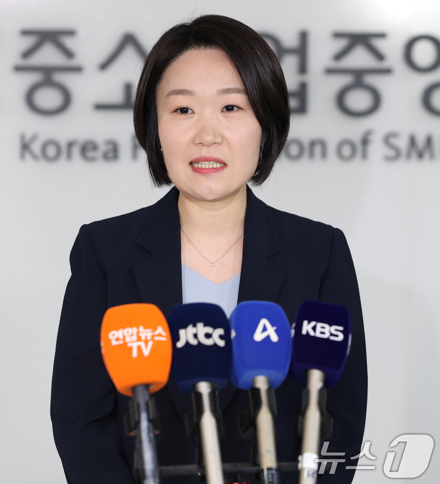 (서울=뉴스1) 오대일 기자 = 이소영 중소벤처기업부 장관 후보자가 4일 서울 영등포구 중소기업중앙회에서 열린 차담회를 마친 후 백브리핑을 하고 있다. 2026.9.4/뉴스1